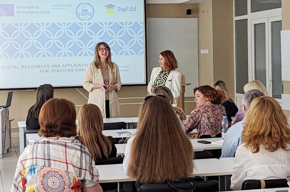   Менеджерка проєкту DigiFLEd Ольга Довбуш та голова науково-методичної ради факультету іномземних мов Людмила Бабій.jpg